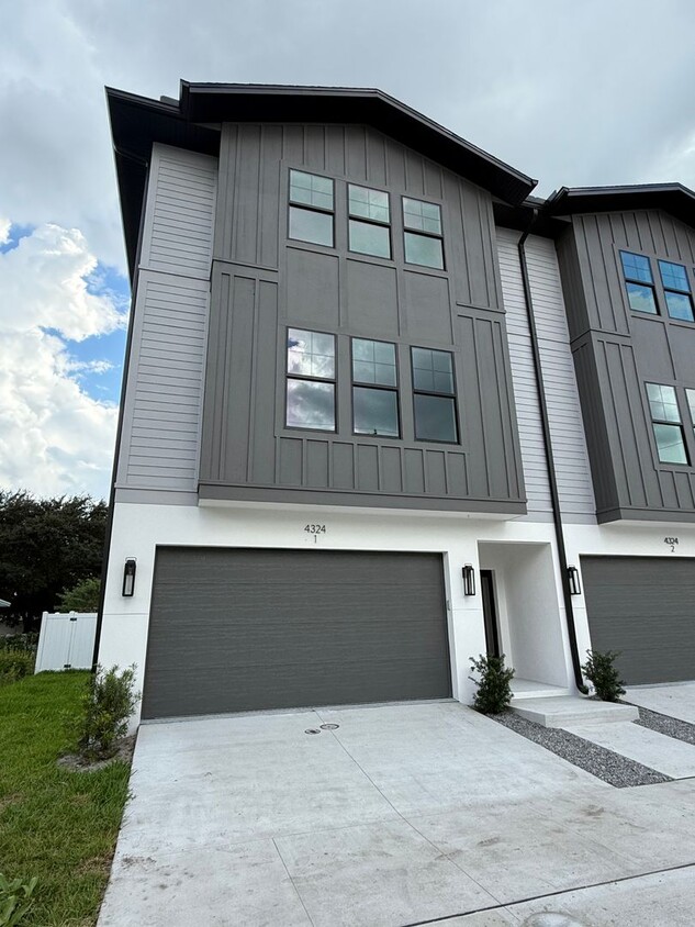 Primary Photo - Gorgeous Custom 4/3.5 Townhome in South Tampa