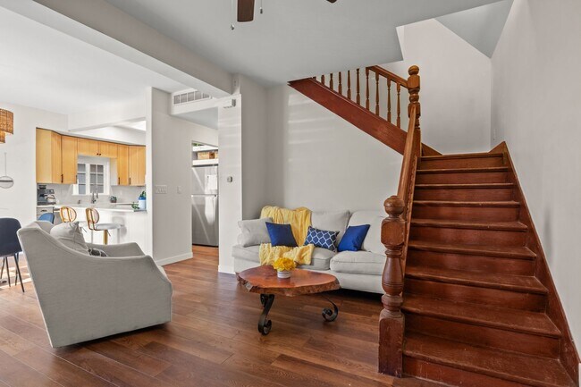 Foto del edificio - 5 Bed, 3 Bath Home in York Neighborhood- Fully Fenced Yard