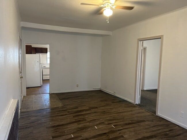 Building Photo - 1303 Bell St