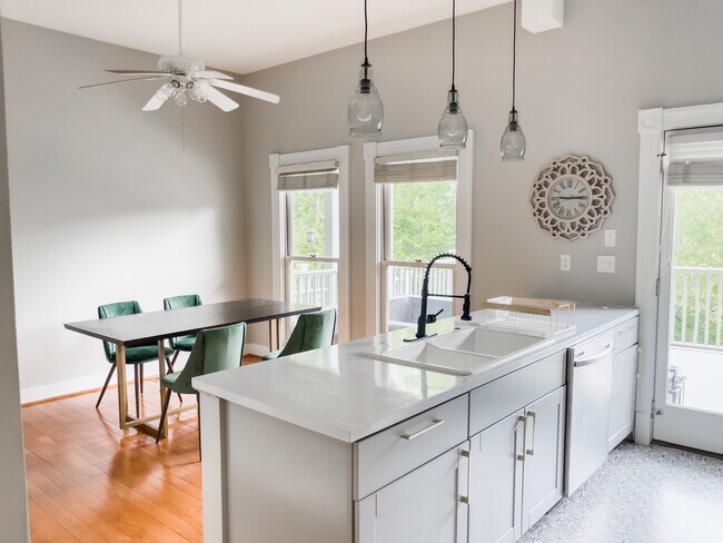 Kitchen-Eat In area - 533 Tusculum Ave