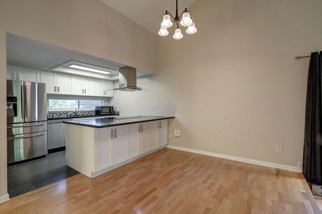 Building Photo - Amazing Bridle Trails 3BR 1.75BA Townhome ...