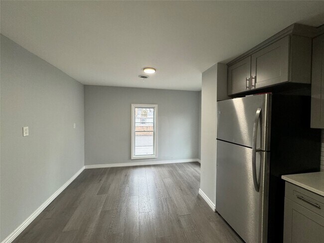 Building Photo - 4 Thorp St