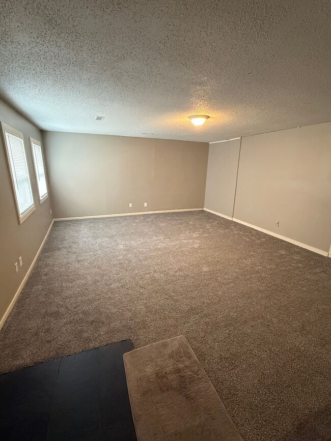 Building Photo - Spacious 3 Bedroom Duplex Near McConnell A...