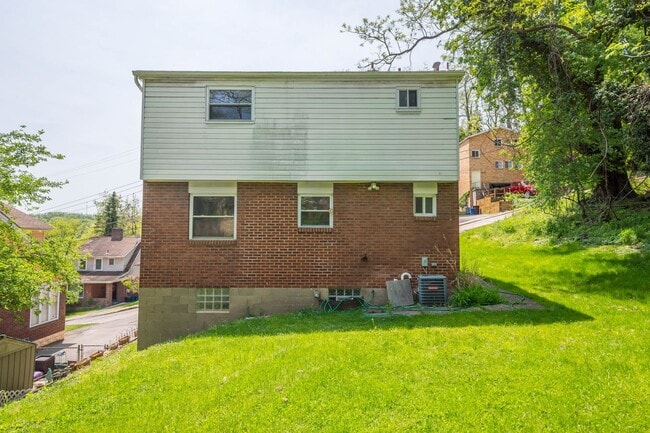Building Photo - AVAILABLE JULY 1ST! UPDATED 3-bedroom!!