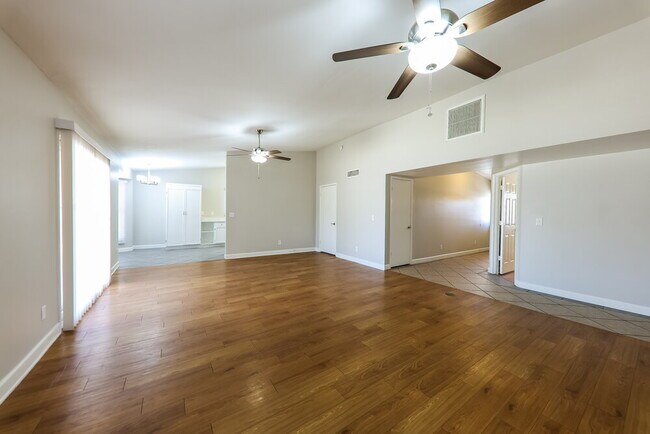 Building Photo - 7008 W Canterbury Dr