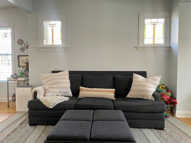 Foto del edificio - Large Rehabbed Portage Park Bungalow With Oversized Back Yard Oasis