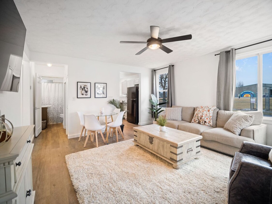 Primary Photo - Cute & Cozy 2 bedroom home near parks & sc...