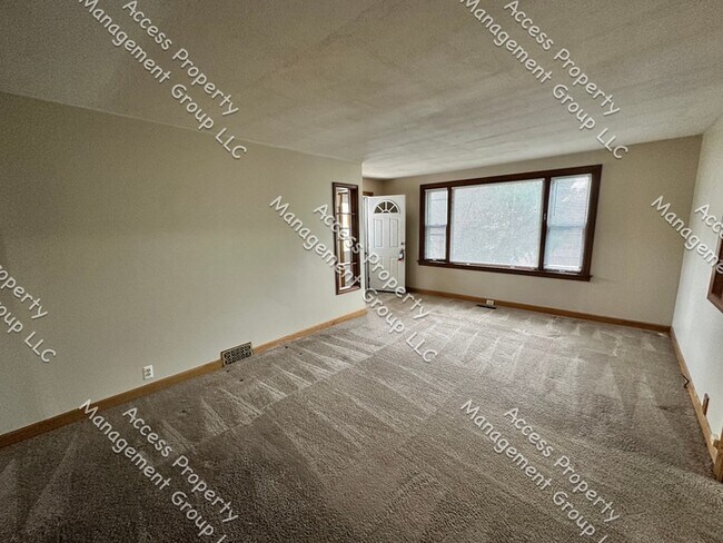 Building Photo - NW Side 3 Bedroom with off-street Parking