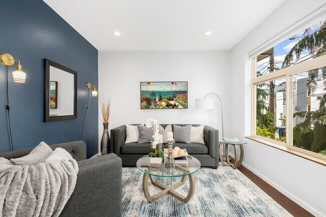 Building Photo - Spacious Judkins Park Townhouse- Parking-Lightrail