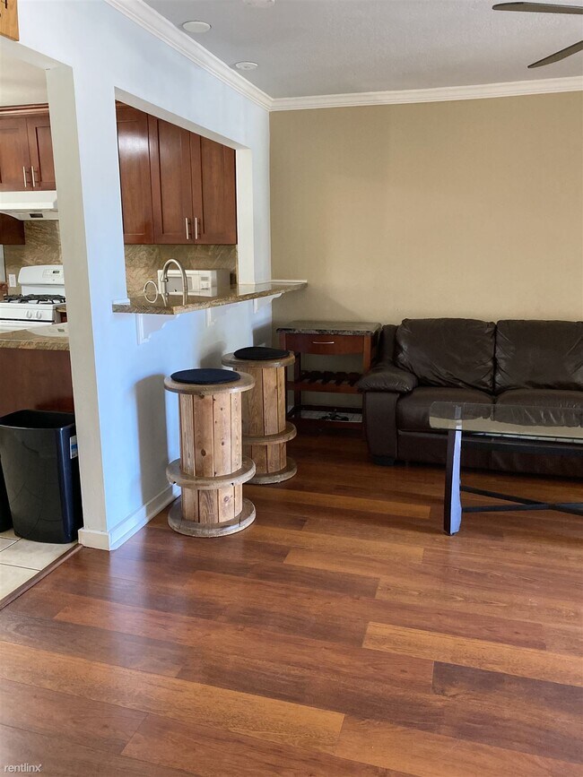 Building Photo - 2 br, 1 bath Duplex - 218 Bay Street 218