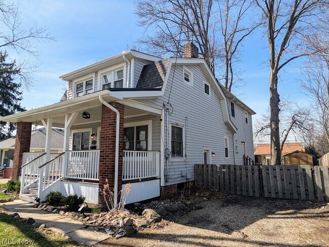 Foto del edificio - 1902 Harding Dr