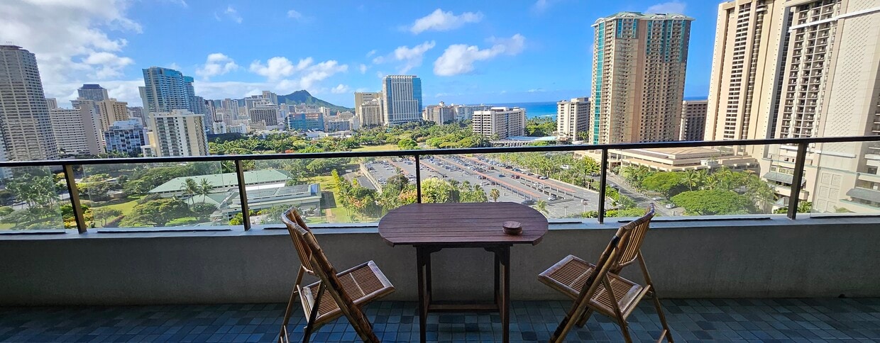 Large livable lanai - 1910 Ala Moana Blvd