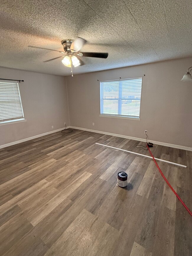 Building Photo - 5202 Hilltop Dr