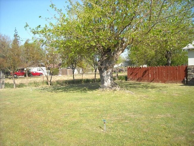 Foto del edificio - 6832 E Harvey Ave