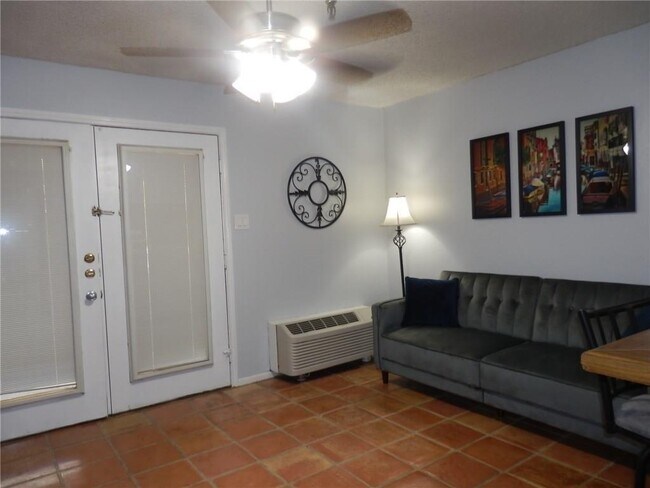 Foto del edificio - 14825 Windward Dr