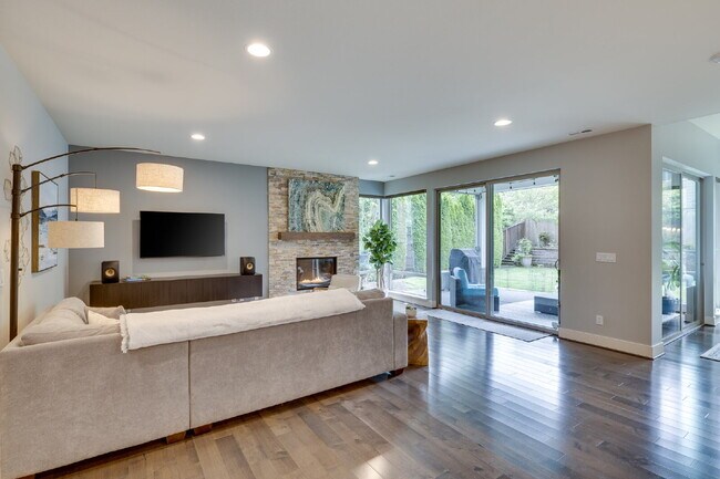 Building Photo - Beutiful 5 bedroom home on Wisti Lane!
