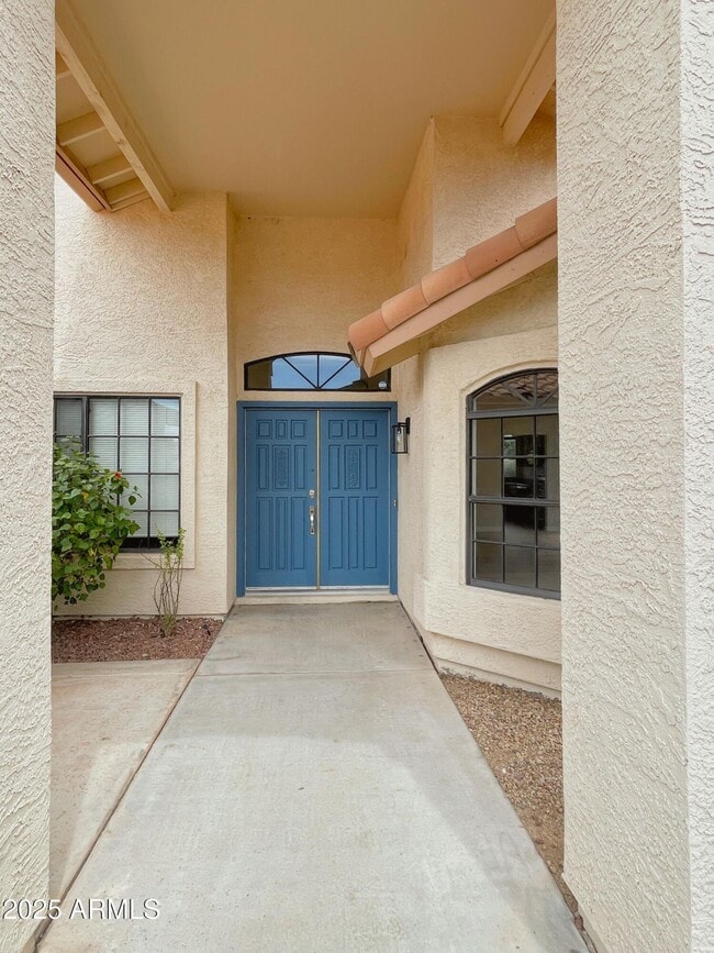 Building Photo - 319 N Riata St