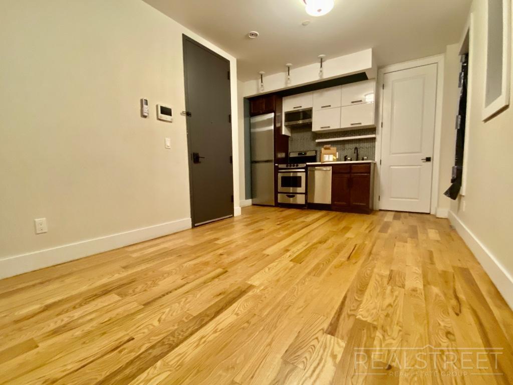 Foto principal - 1633 Macombs Road