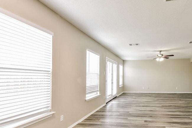 Foto del edificio - 6911 Waterfall Pass