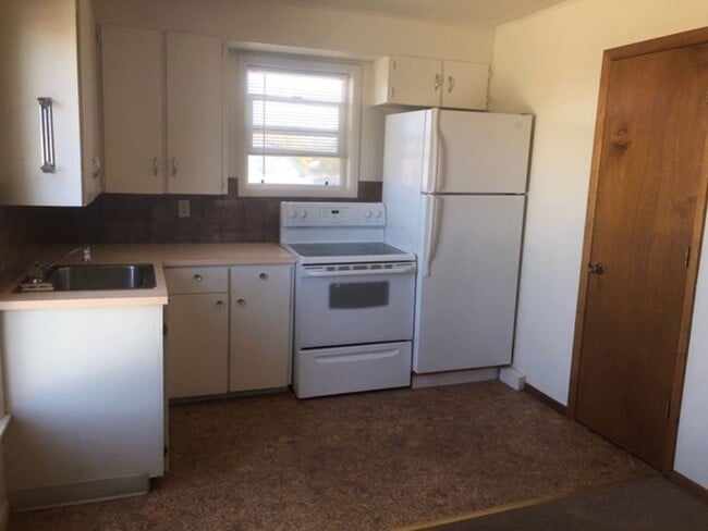 Building Photo - 27 8th Ave W