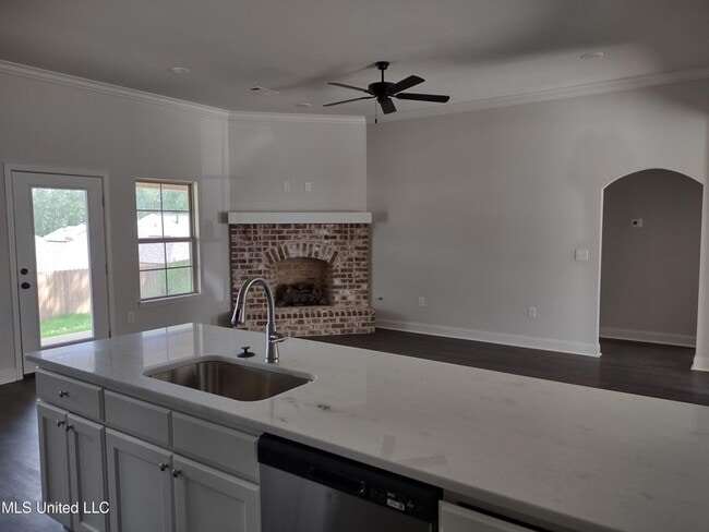 Building Photo - 464 Silver Hill Dr