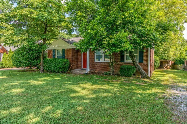 Building Photo - **UPDATED RANCH HOME NEAR GREEN HILLS & LI...
