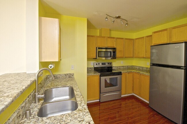 Building Photo - 18501 SE Newport Way