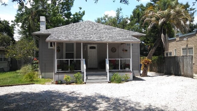 Building Photo - 955 Aragon Ave