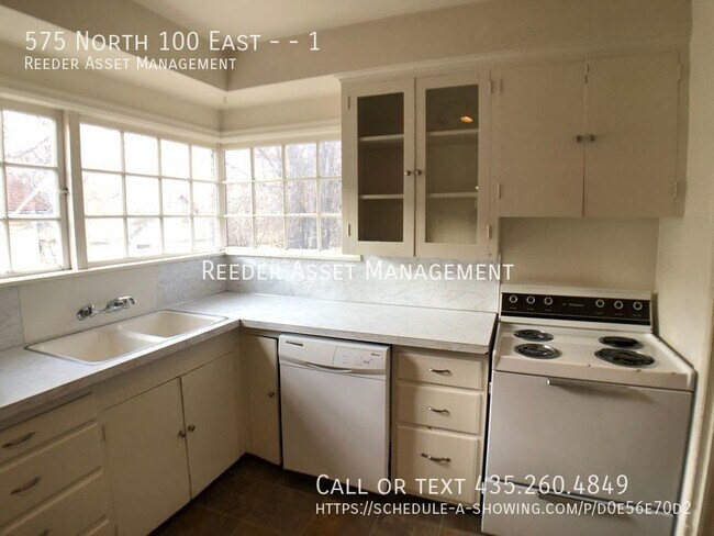 Building Photo - Historic 4 Bedroom 1 Bathroom Apartment