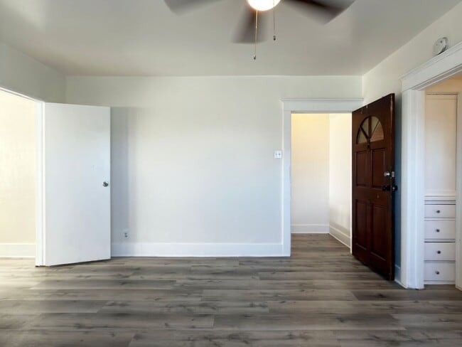 Foto del edificio - **519 E 17th St Long Beach** Upstairs 2 bedroom 1 bath** 2 weeks free OAC**