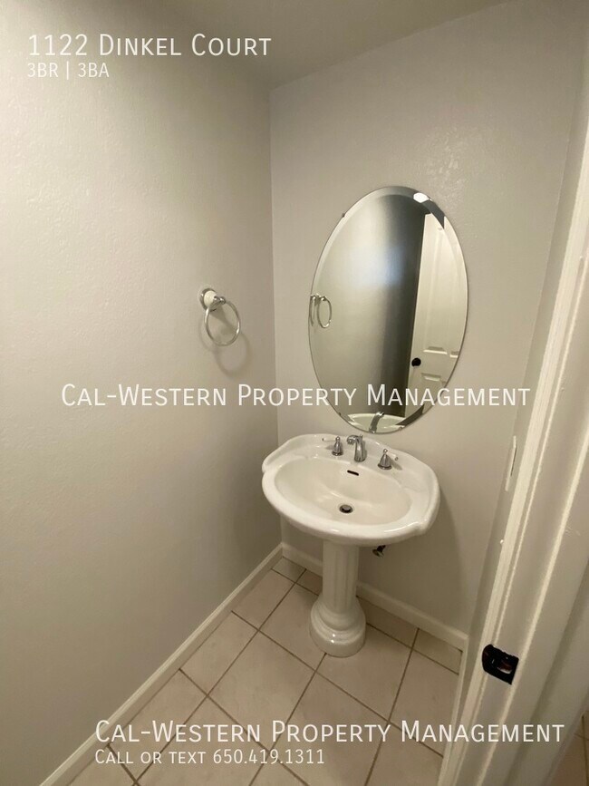 Building Photo - Beautiful Townhome in Cambrian available now