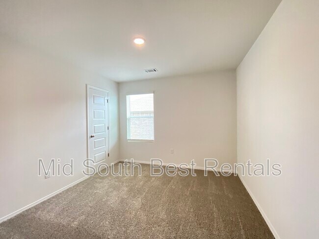 Building Photo - 76 Kelton Ln