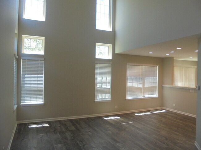 Building Photo - 471 Lancaster Dr
