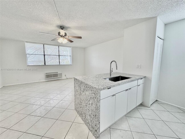 Building Photo - 2401 Riverside Dr