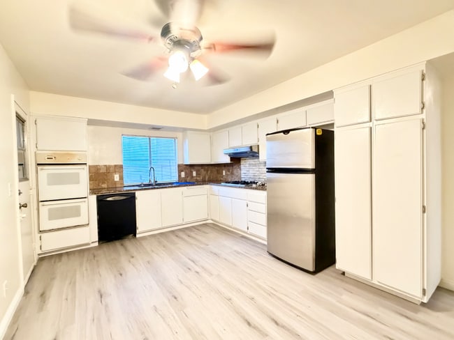 Building Photo - 6802 Bonillo Dr