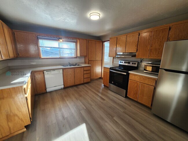 Foto del edificio - This 3-bed, 1-bath home features original woodwork, a covered front porch, a fenced yard, and an ...