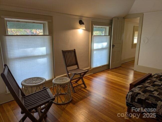 Foto del edificio - 220 Melrose Cir