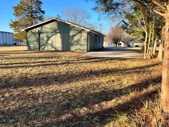 Building Photo - 410 Pinhook Dr
