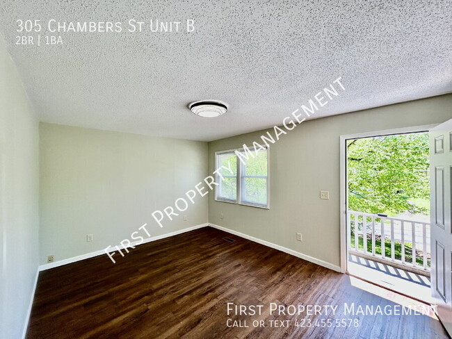 Building Photo - 305 Chambers St