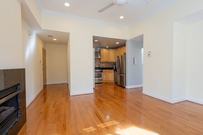 Building Photo - Amazing 2 BR/1 BA Condo in Petworth!