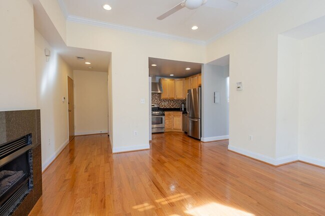 Foto del edificio - Amazing 2 BR/1 BA Condo in Petworth!