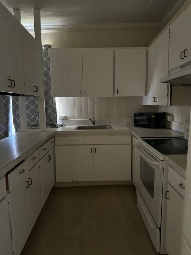 Building Photo - 750 McCully St