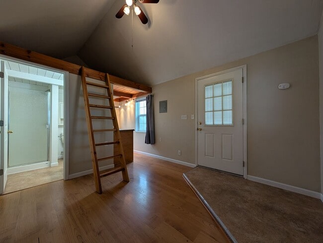 Foto del edificio - Great Studio Near Willamette ~ All Utilities Included!