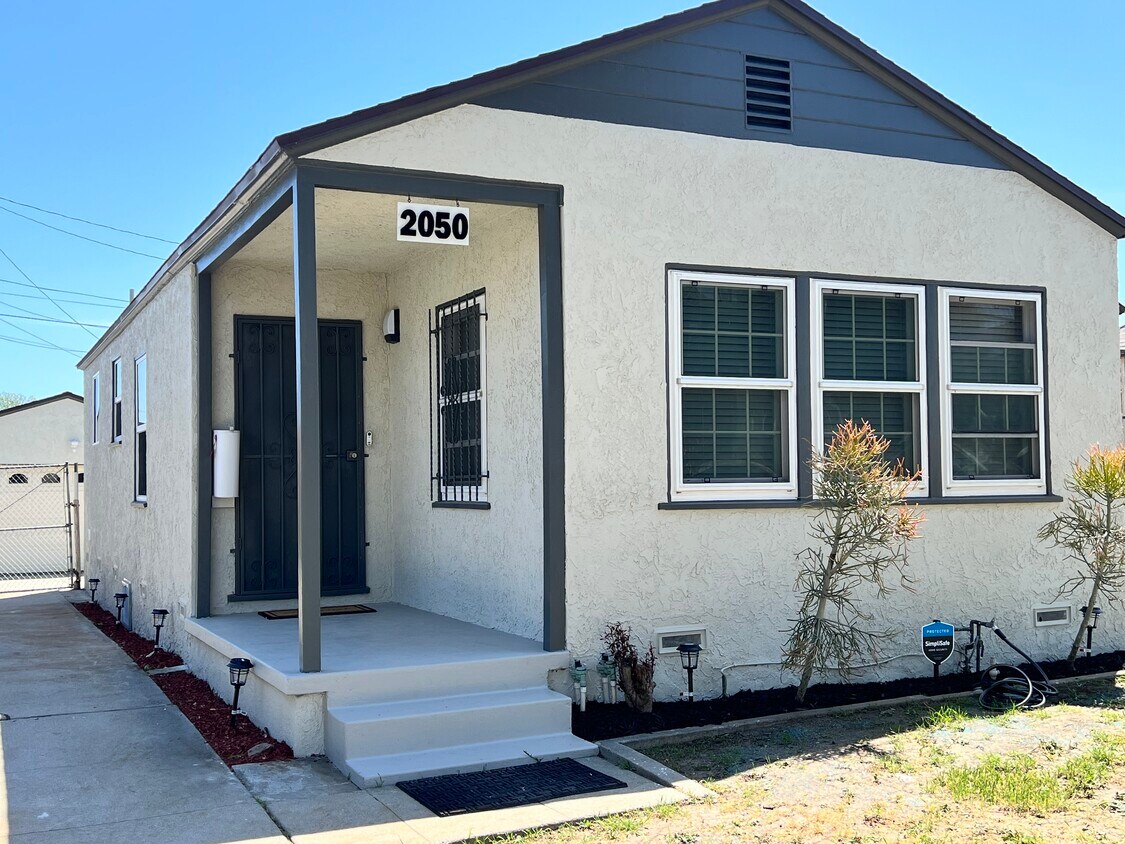Primary Photo - 2050 W 104th St