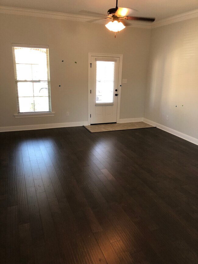 Building Photo - 345 Lake Breeze Dr
