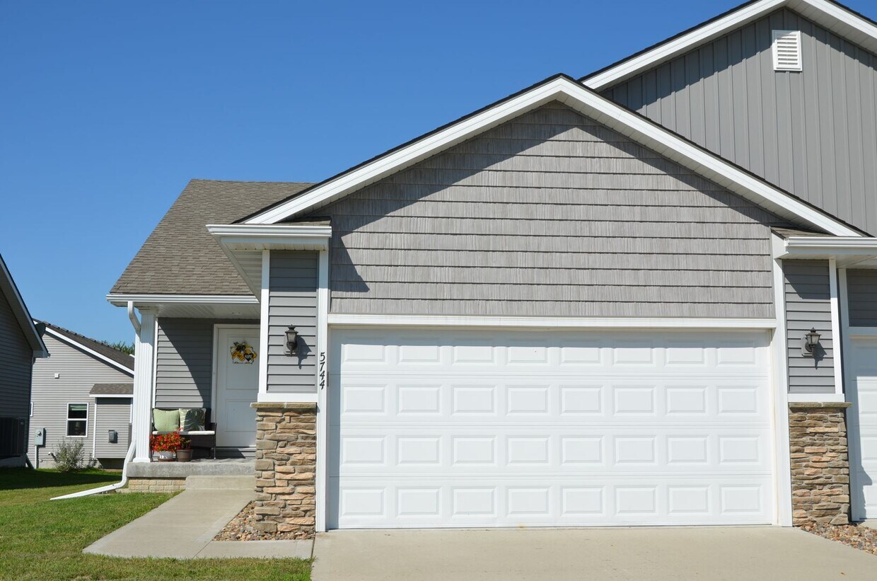 Foto principal - 3 Bedroom 2.5 Bath Ranch Home in Johnston