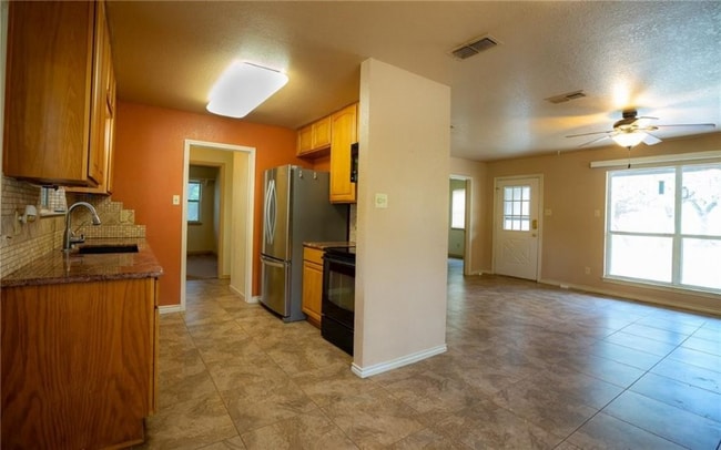 Building Photo - 107 Kendalia Cir