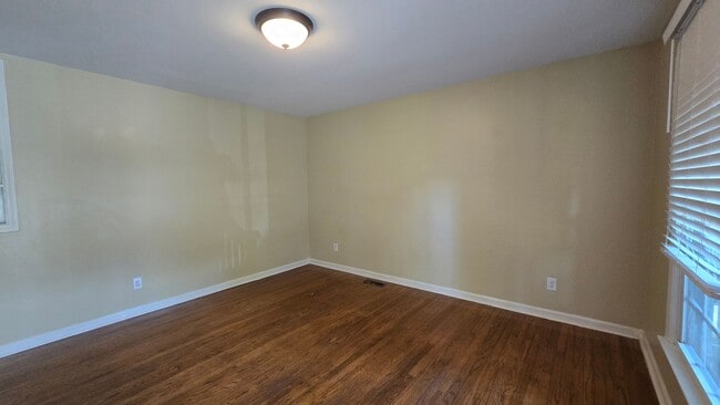 Building Photo - 5023 Hampshire Dr