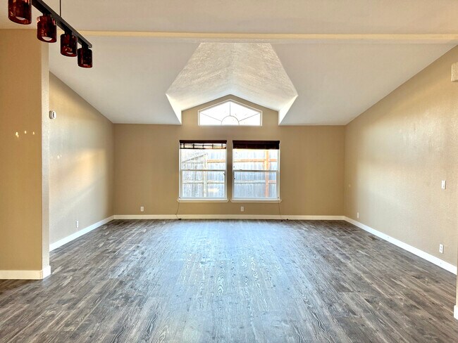 Sala / Comedor - 3204 Locust Ave