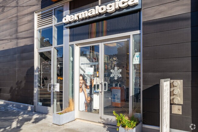 Retail Entrance - ICON